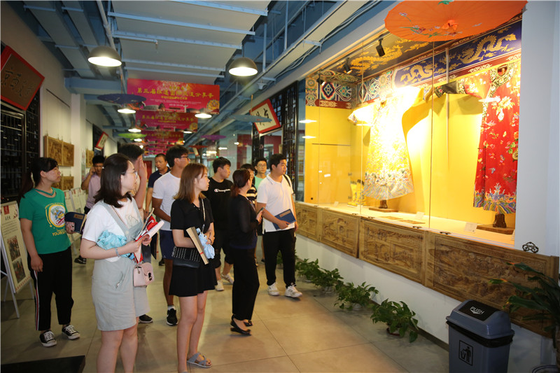 参观非遗展馆.jpg 参观非遗展馆.jpg