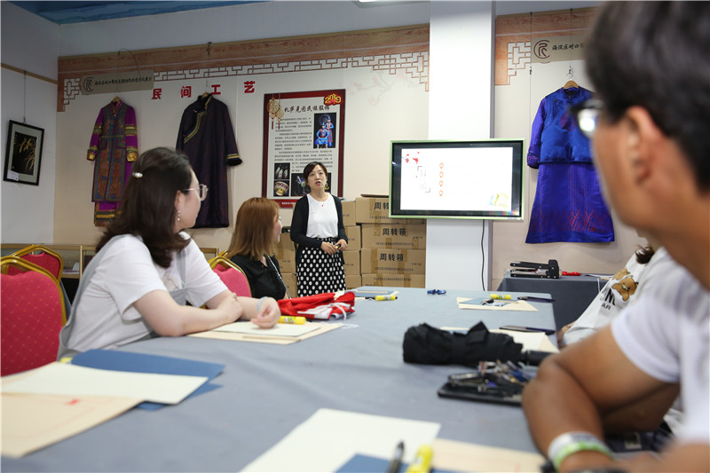 听陈欣老师讲解线装书技艺.jpg 听陈欣老师讲解线装书技艺.jpg