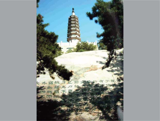 　　辛亥滦州革命先烈纪念园简称辛亥滦州起义纪念园，坐落在北京市海淀区温泉北京老年医院院内。1936年为纪念滦州起义死难烈士，由冯玉祥等人发起并赞助修衣冠冢和纪念塔，于1937年4月落成，同年5月26日举行落成典礼。

　　为响应1911年10月武昌起义，1912年1月，驻河北滦州(今滦县)新军第二十镇第一、二营管带施从云、王金铬等受同盟会指示发动起义，宣布滦州独立， 正式成立“北方革命政府”。通电檄告全国，京津震动。袁世凯派兵镇压，施从云、王金铬等人遇害，起义失败。劫后余生的冯玉祥将军，在此营建辛亥滦州革命先 烈纪念园。纪念园坐北朝南，纪念物依山势呈一条规整的南北向轴线顺序排列。由花岗岩纪念坊、石碑、八棱形汉白玉石幢、大型摩崖石刻、纪念塔等组成。

　　1981年、2001年为纪念辛亥革命七十周年和九十周年,北京市政府先后拨款整修。1984年辛亥滦州起义纪念园被公布为北京市重点文物保护单位。

　　2006年5月25日辛亥滦州起义纪念园被国务院列为全国重点文物保护单位，属于近现代重要史迹及代表性建筑。
